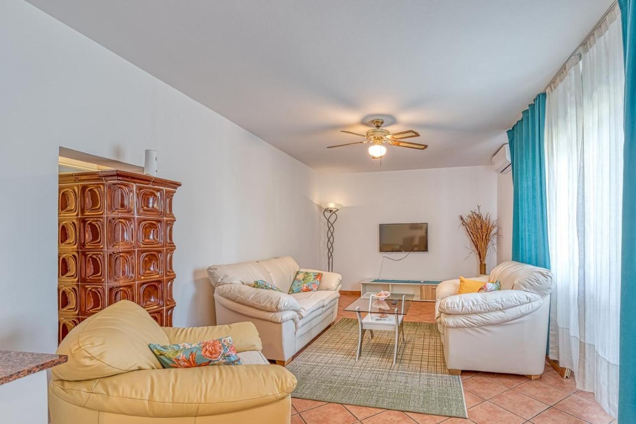 Apartment Gaby With Balcony Porec Bagian luar foto