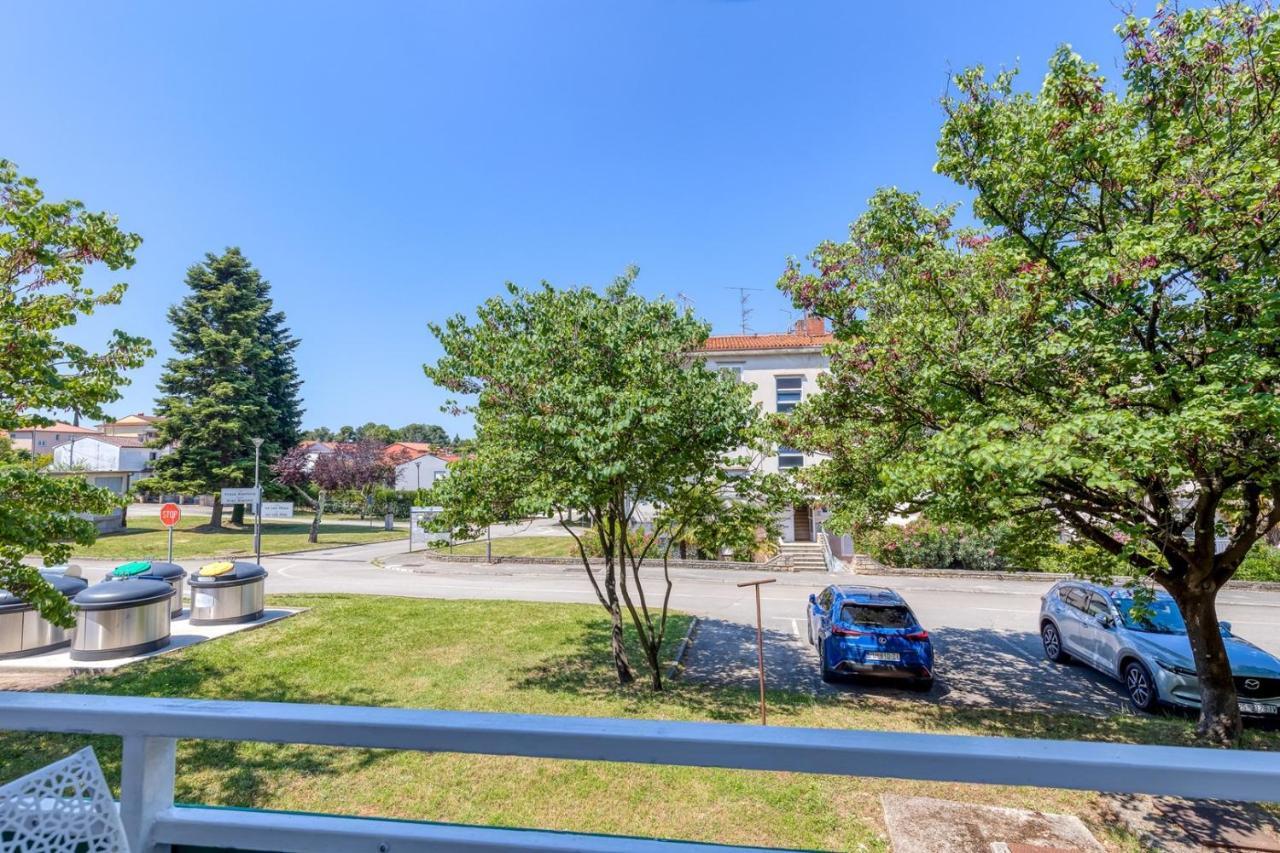 Apartment Gaby With Balcony Porec Bagian luar foto