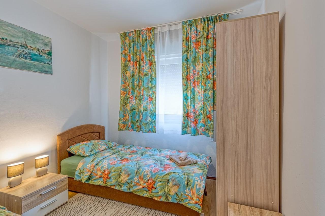 Apartment Gaby With Balcony Porec Bagian luar foto