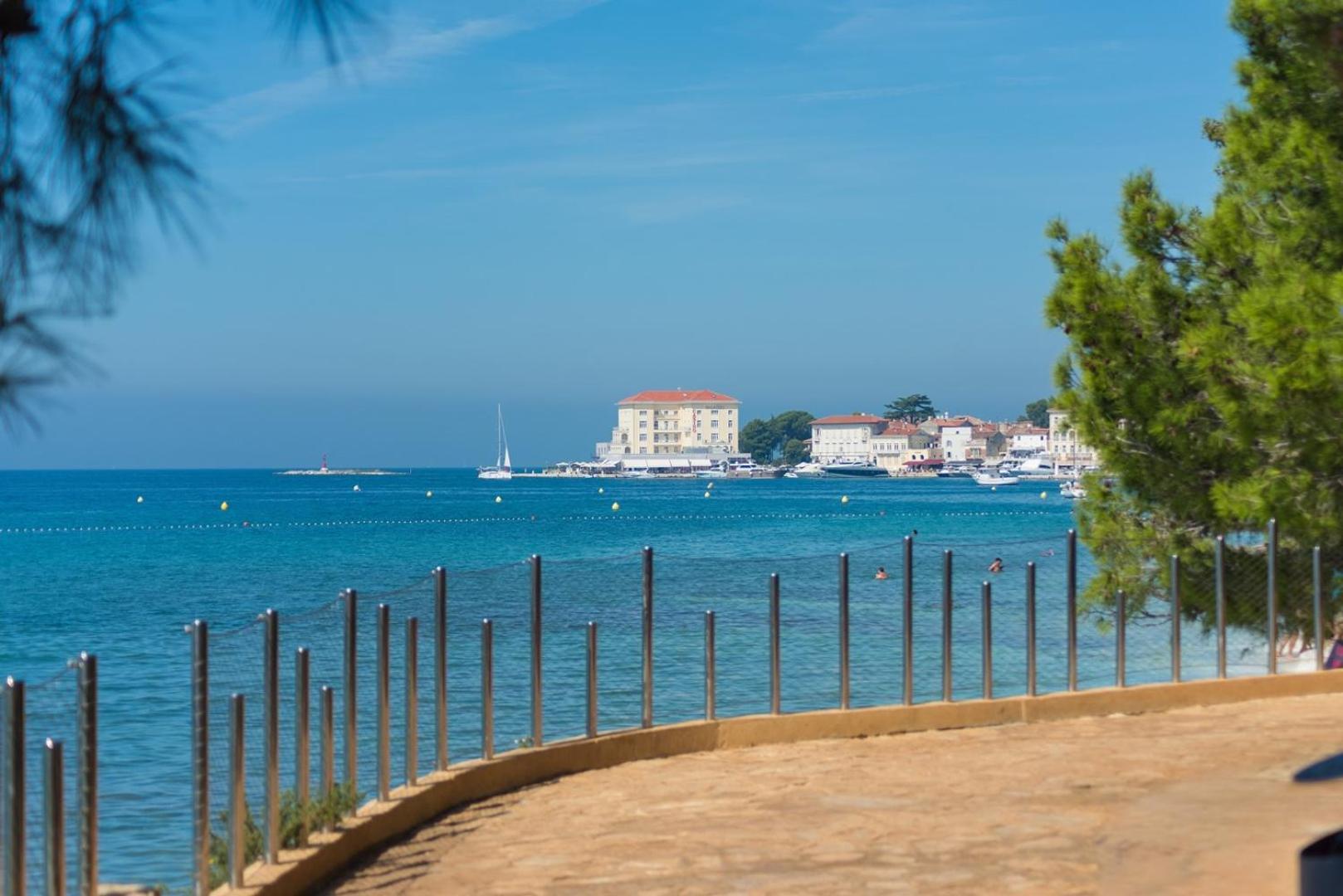Apartment Gaby With Balcony Porec Bagian luar foto